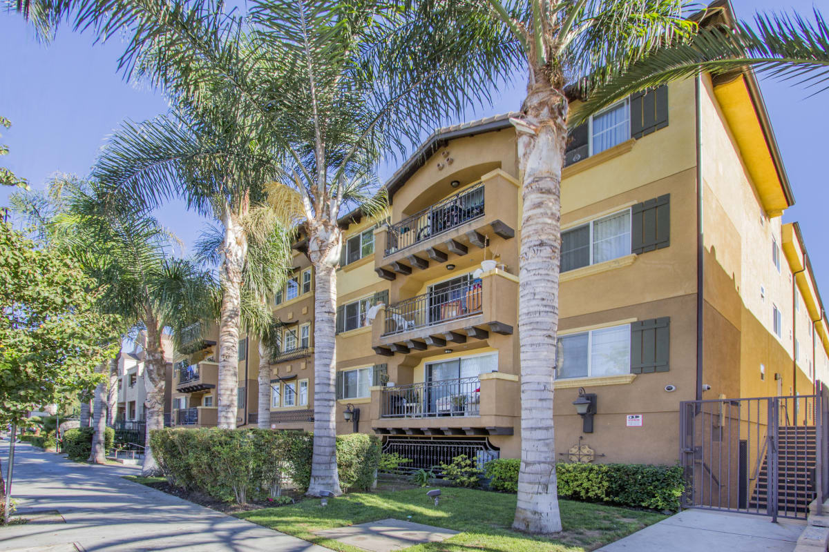 Photos and Video of Toscana Apartments in Lake Balboa, CA